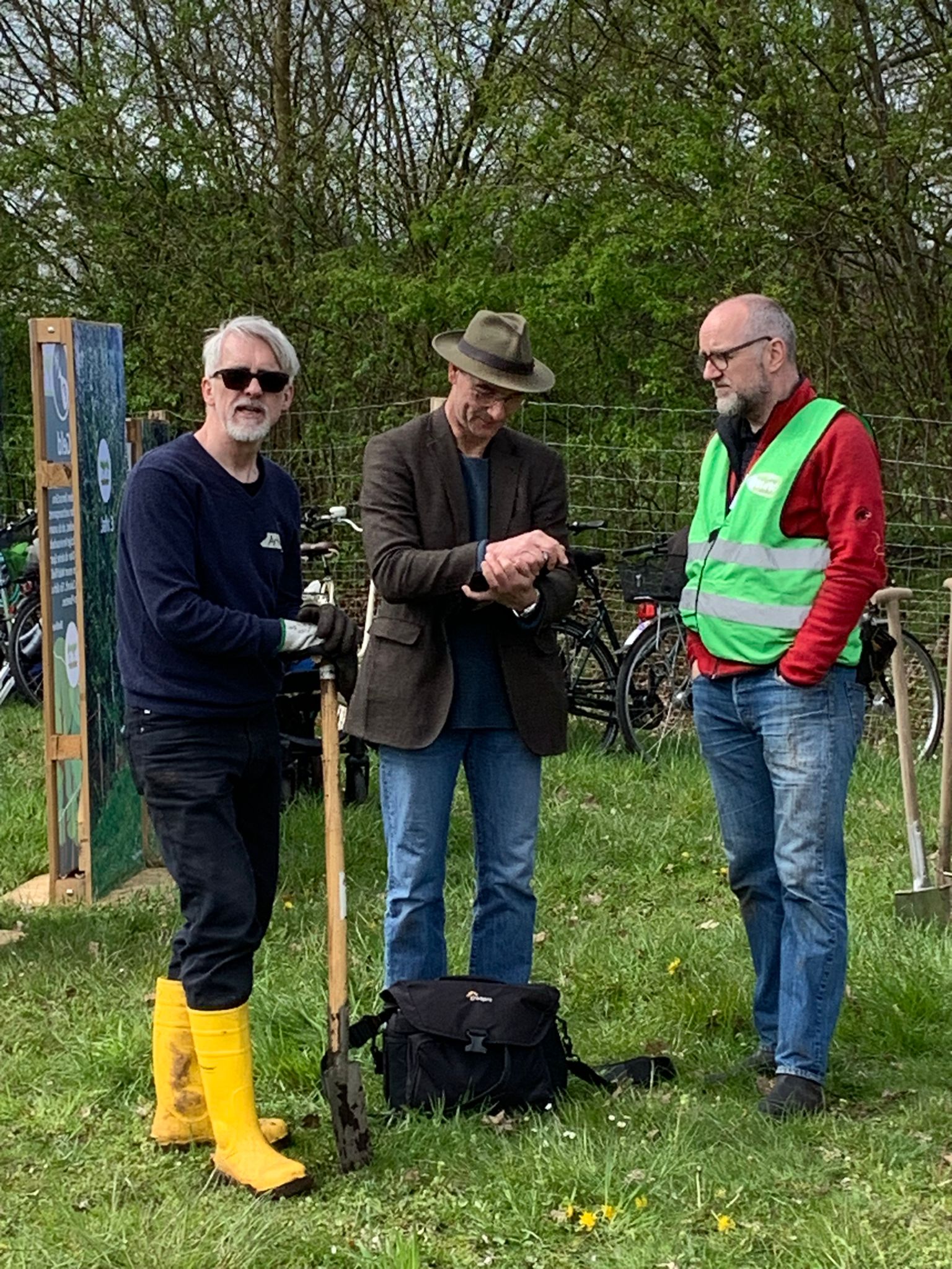 Artur Hermanni links, die Presse in der Mitte und ein Vereinsmitglied von Citizens Forests rechts.